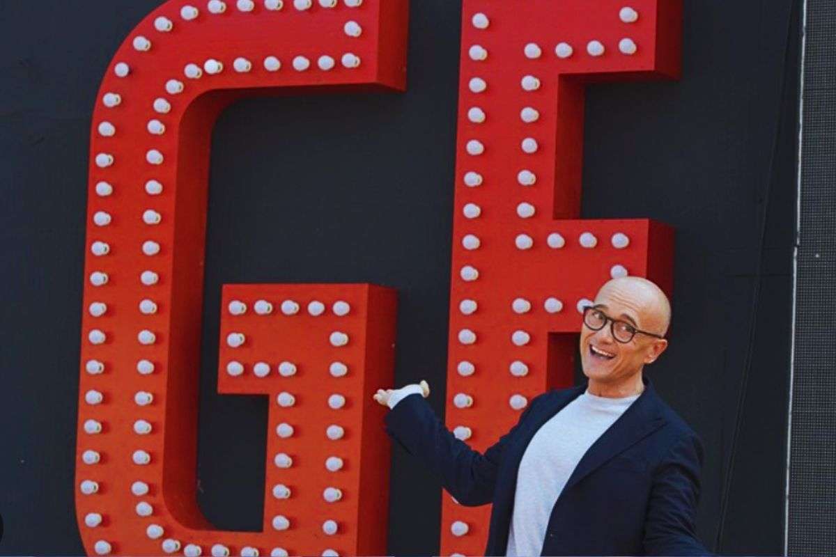 Signorini davanti alla casa del GF