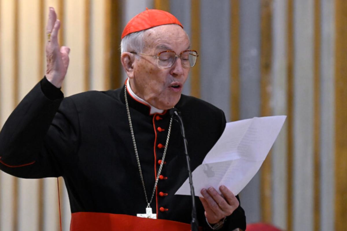 Un cardinale legge una lettera