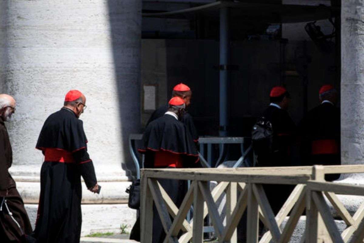 I cardinali entrano in Vaticano