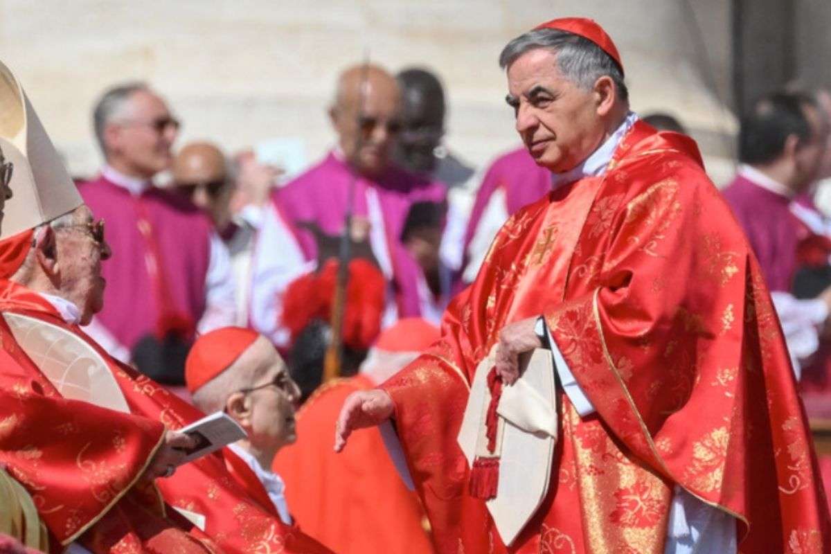 L'arcivescovo Becciu ai funerali del Papa