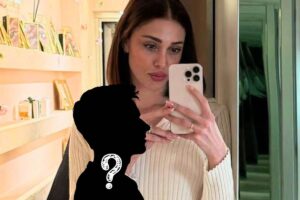 belen che si fa un selfie, sagoma di uomo misterioso con punto interrogativo