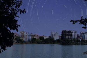città senza corrente elettrica sotto un cielo stellato