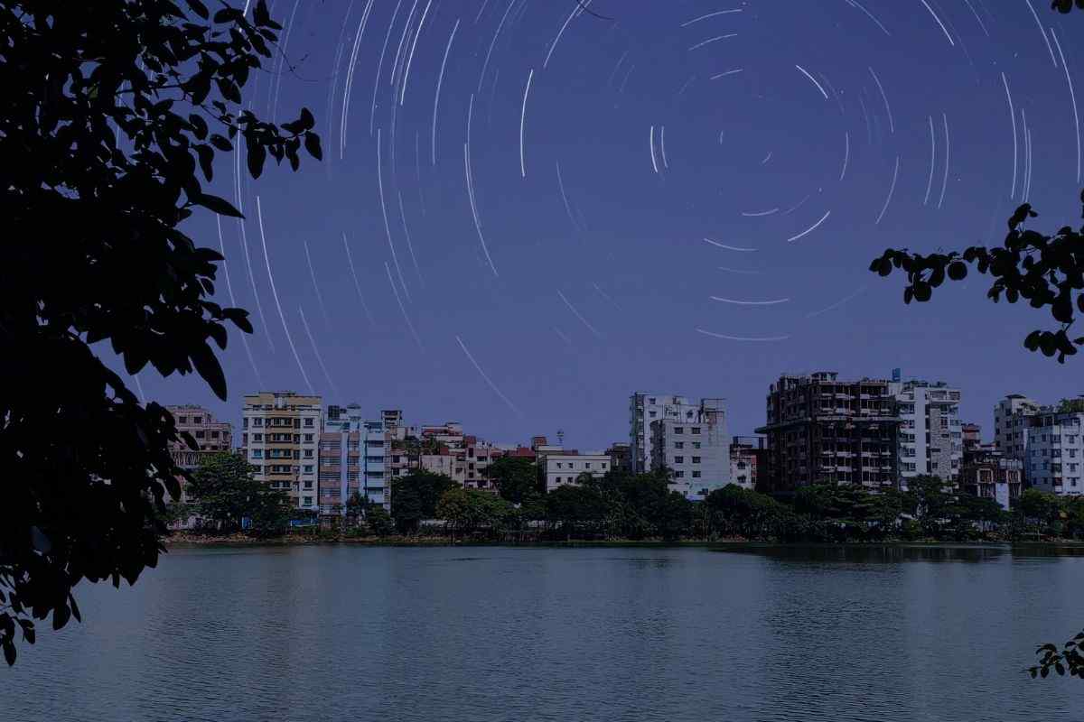 città senza corrente elettrica sotto un cielo stellato